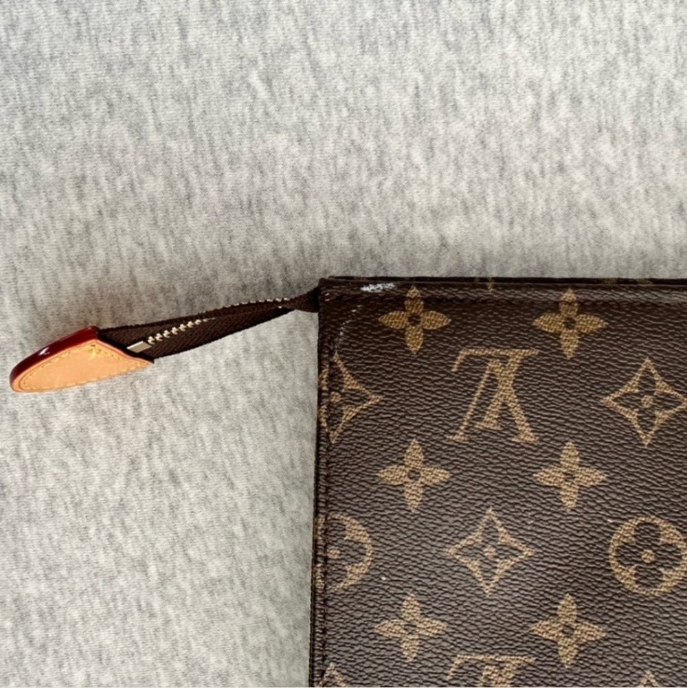 Louis Vuitton Toiletry Pouch GM - Picture 6 of 15